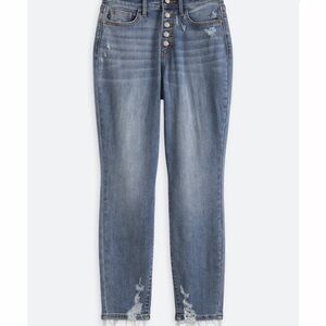 Distressed High-Waist Jeans 🩵